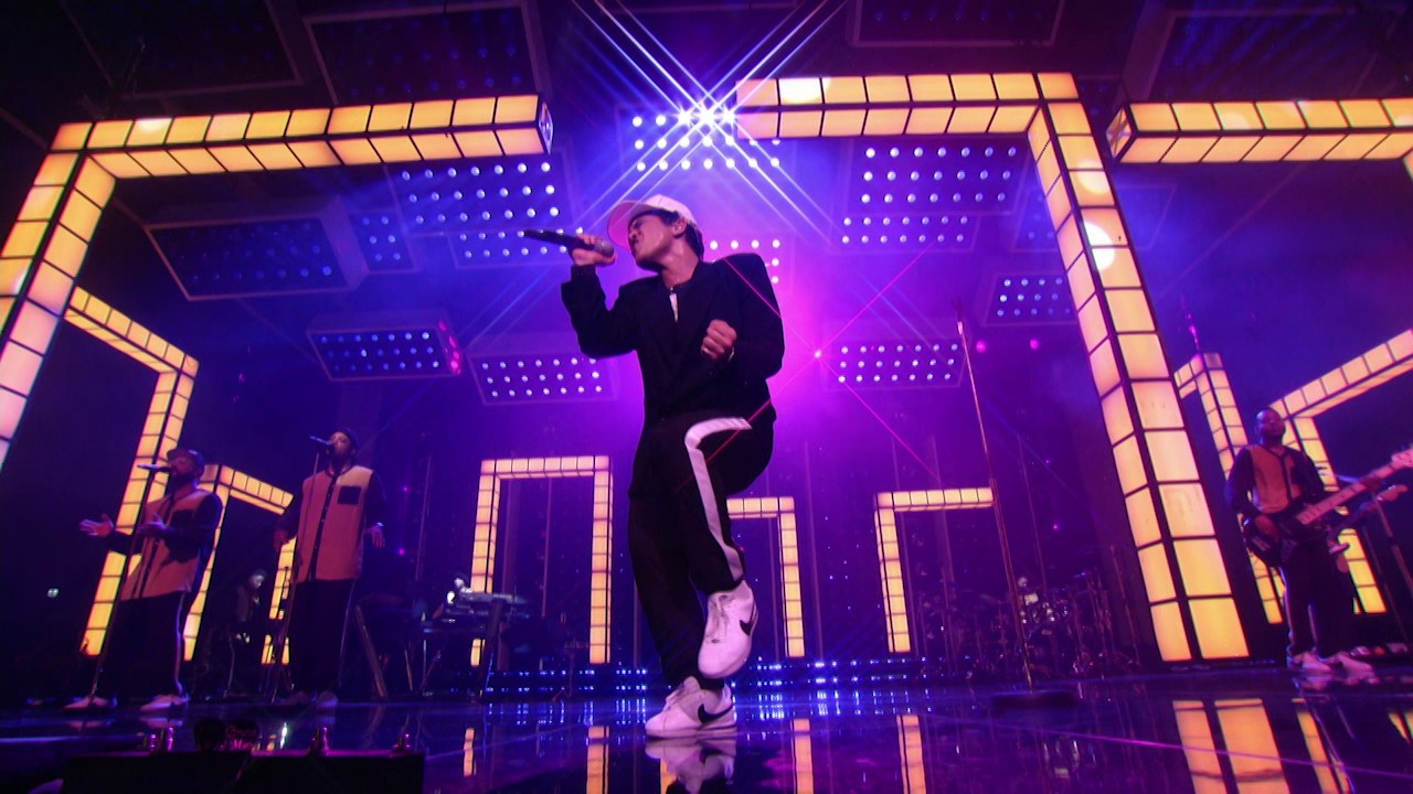Bruno Mars – Versace on the Floor (Billboard Music Awards 2017) (Official Live Performance)